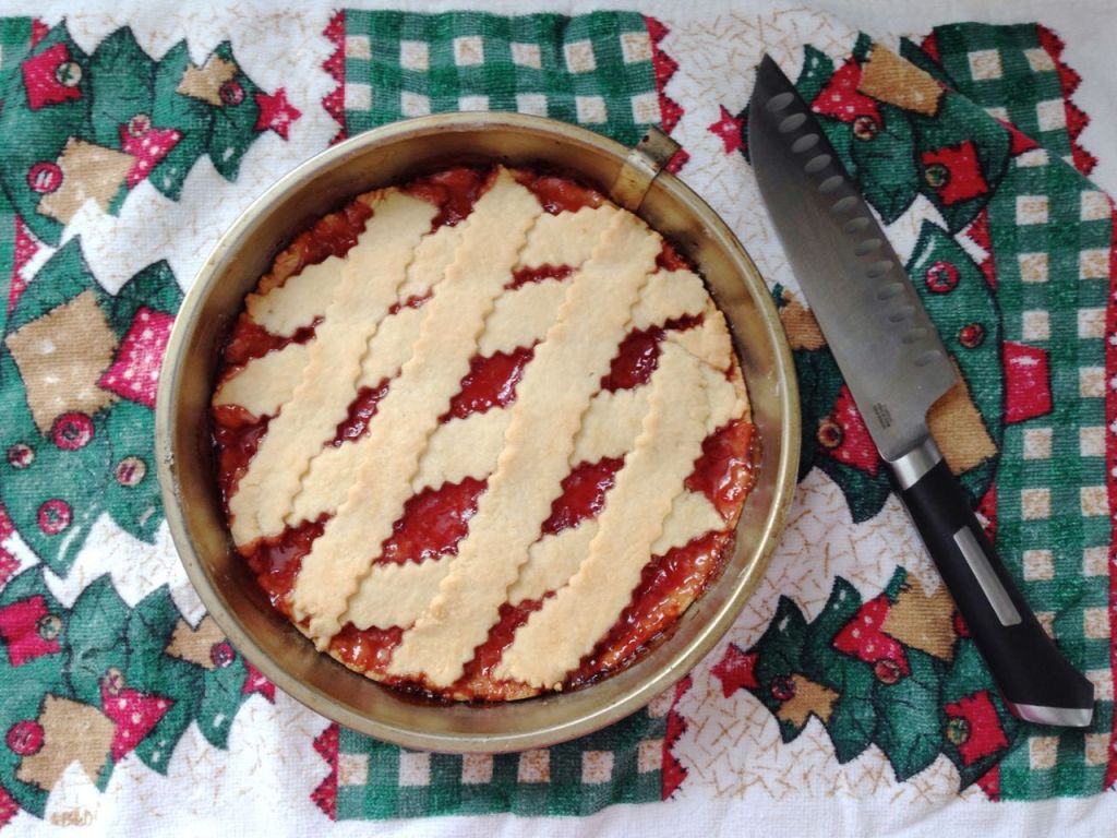 Viola! This is a delicious dessert that makes an excellent hostess gift any time of year.  But this always reminds me of Christmas!!